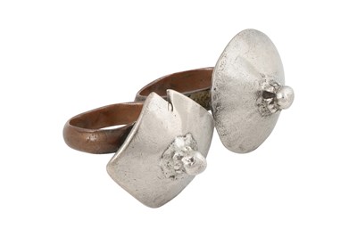 Lot 166 - A RURAL INDIAN DOUBLE TOE RING WITH PARASOLS (CHHAJJA)