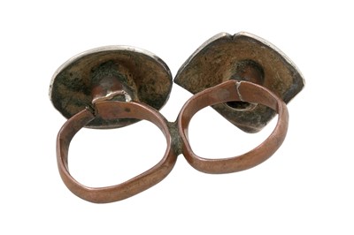 Lot 166 - A RURAL INDIAN DOUBLE TOE RING WITH PARASOLS (CHHAJJA)