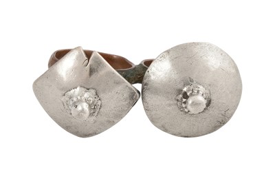 Lot 166 - A RURAL INDIAN DOUBLE TOE RING WITH PARASOLS (CHHAJJA)