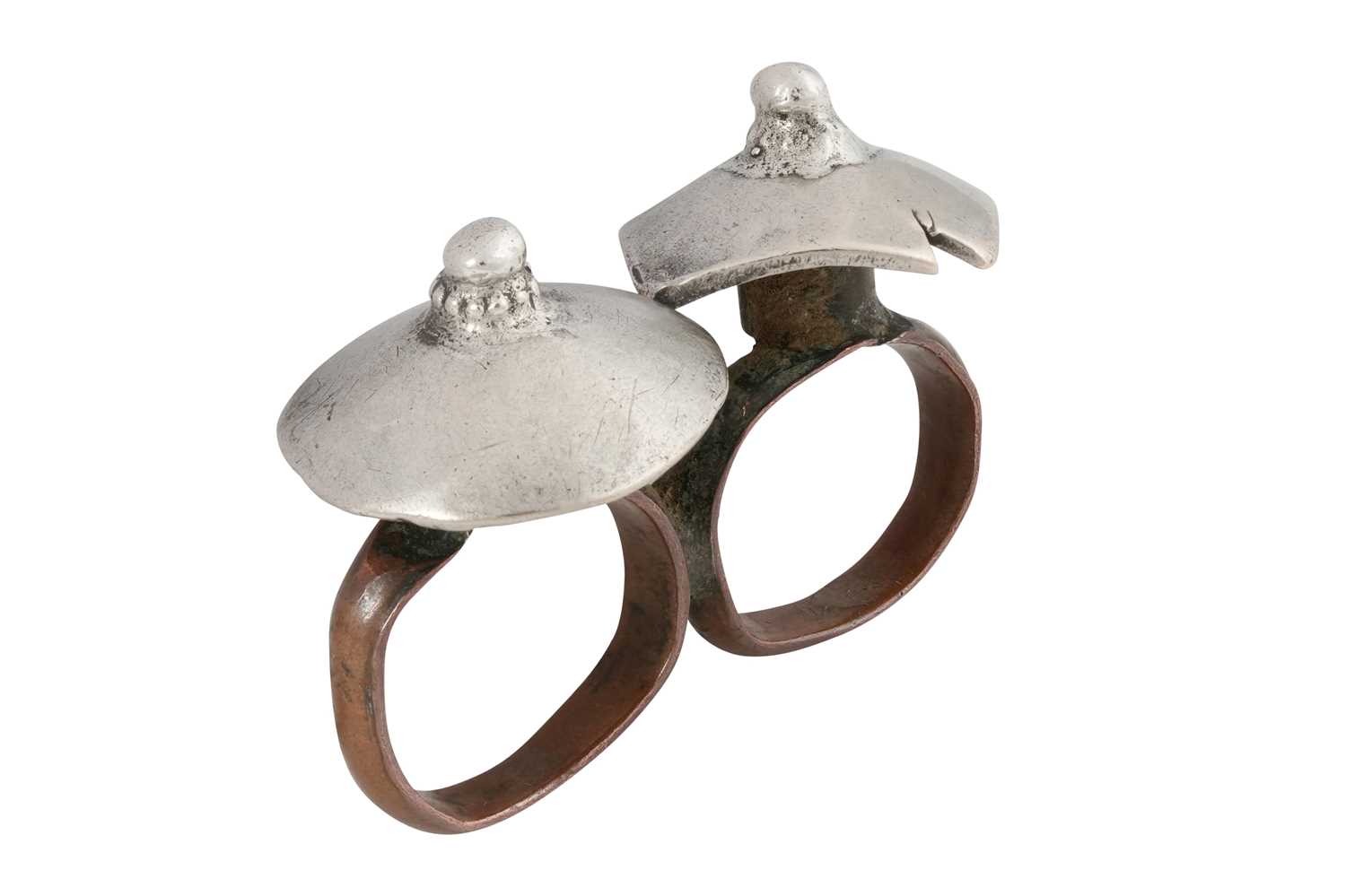 Lot 166 - A RURAL INDIAN DOUBLE TOE RING WITH PARASOLS (CHHAJJA)