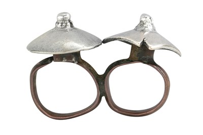 Lot 166 - A RURAL INDIAN DOUBLE TOE RING WITH PARASOLS (CHHAJJA)