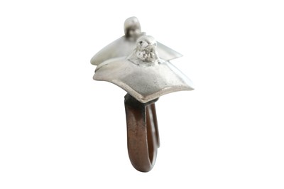 Lot 166 - A RURAL INDIAN DOUBLE TOE RING WITH PARASOLS (CHHAJJA)