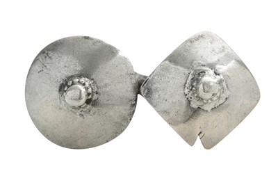 Lot 166 - A RURAL INDIAN DOUBLE TOE RING WITH PARASOLS (CHHAJJA)