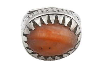 Lot 10 - A NIGERIAN CARNELIAN-SET SILVER RING