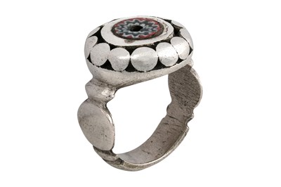 Lot 14 - A SPANISH SAHARAN SILVER RING WITH CHEVRON GLASS BEAD