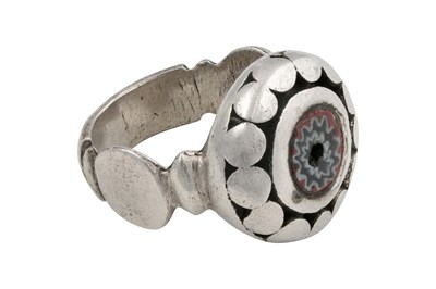 Lot 14 - A SPANISH SAHARAN SILVER RING WITH CHEVRON GLASS BEAD