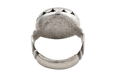 Lot 14 - A SPANISH SAHARAN SILVER RING WITH CHEVRON GLASS BEAD