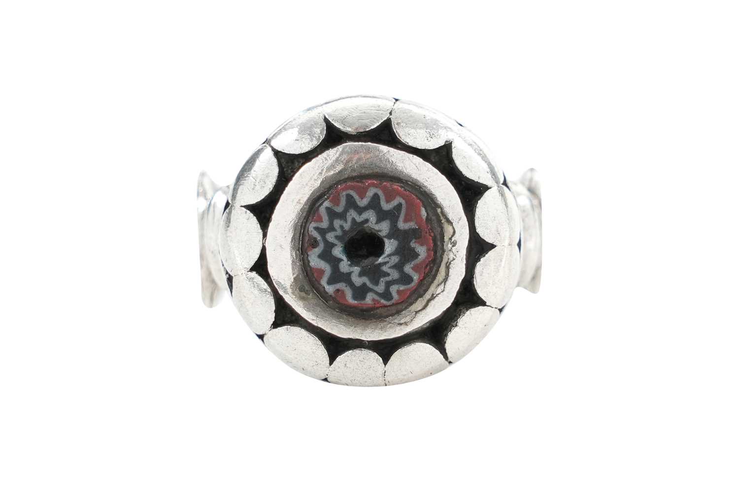 Lot 14 - A SPANISH SAHARAN SILVER RING WITH CHEVRON GLASS BEAD