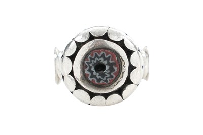 Lot 14 - A SPANISH SAHARAN SILVER RING WITH CHEVRON GLASS BEAD