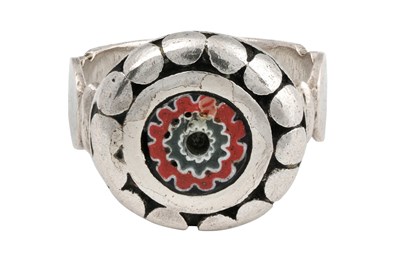 Lot 13 - A SPANISH SAHARAN SILVER RING WITH CHEVRON GLASS BEAD