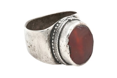 Lot 96 - A YUZUK TURKMEN CARNELIAN-SET SILVER RING