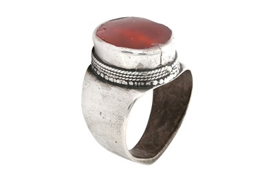 Lot 96 - A YUZUK TURKMEN CARNELIAN-SET SILVER RING