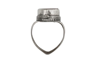 Lot 96 - A YUZUK TURKMEN CARNELIAN-SET SILVER RING