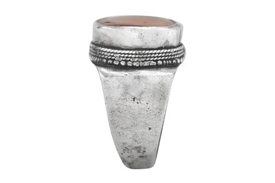 Lot 96 - A YUZUK TURKMEN CARNELIAN-SET SILVER RING