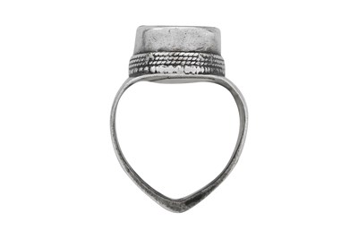 Lot 96 - A YUZUK TURKMEN CARNELIAN-SET SILVER RING