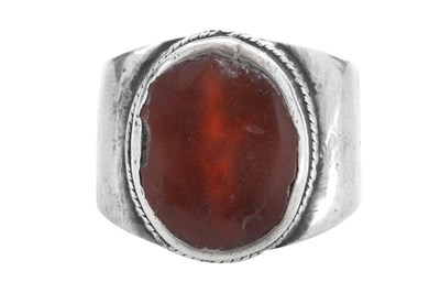 Lot 96 - A YUZUK TURKMEN CARNELIAN-SET SILVER RING