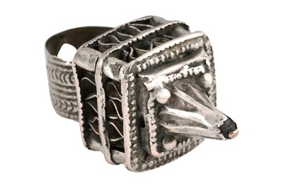 Lot 15 - A MOROCCAN BERBER DOUBLE-TIERED SILVER HAIR ORNAMENT