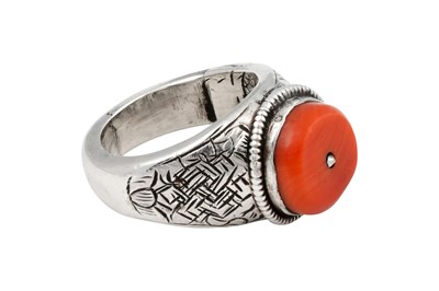 Lot 127 - A TIBETAN BUDDHIST CORAL-SET SILVER RING WITH ENDLESS KNOT MOTIF