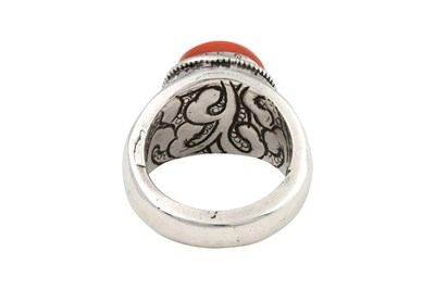 Lot 127 - A TIBETAN BUDDHIST CORAL-SET SILVER RING WITH ENDLESS KNOT MOTIF