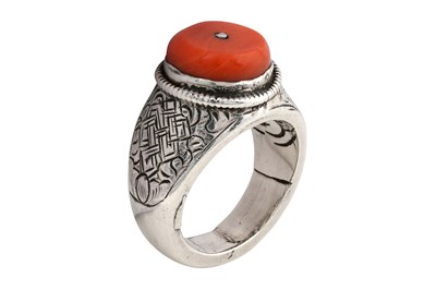 Lot 127 - A TIBETAN BUDDHIST CORAL-SET SILVER RING WITH ENDLESS KNOT MOTIF