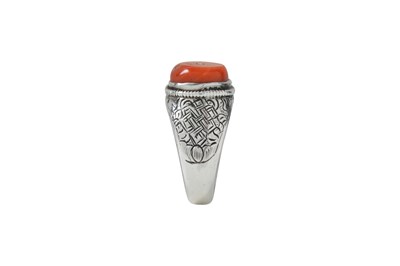 Lot 127 - A TIBETAN BUDDHIST CORAL-SET SILVER RING WITH ENDLESS KNOT MOTIF