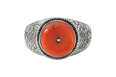 Lot 127 - A TIBETAN BUDDHIST CORAL-SET SILVER RING WITH ENDLESS KNOT MOTIF