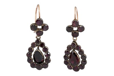 Lot 80 - A PAIR OF GOLD PLATED GARNET-SET EARRINGS