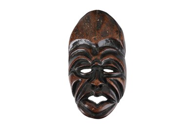 Lot 194 - A VINTAGE TRIBAL OCEANIA DECORATIVE WOODEN MASK