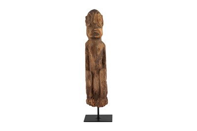 Lot 197 - A DAYAK HAMPATONG CARVED WOOD GUARDIAN FIGURE