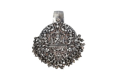 Lot 116 - AN INDIAN SILVER REPOUSSÉ MEDALLION WITH KRISHNA DANCING ON THE SNAKE KALIYA