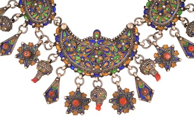 Lot 26 - AN ALGERIAN BERBER RED CORAL AND POLYCHROME ENAMELS SILVER NECKLACE (AZRAR)