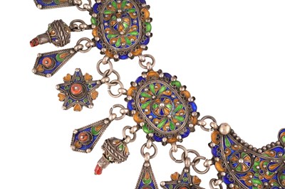 Lot 26 - AN ALGERIAN BERBER RED CORAL AND POLYCHROME ENAMELS SILVER NECKLACE (AZRAR)