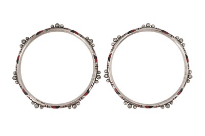 Lot 22 - A PAIR OF TWO-TONE RED AND BLACK ENAMEL SILVER BANGLES
