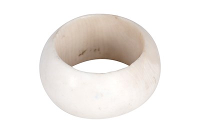 Lot 195 - λ A CARVED MASSIVE SEA SHELL BANGLE (GALANG)