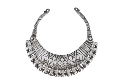 Lot 156 - A KALASH PEOPLE ENGRAVED AND CHASED SILVER NECK RING WITH ROSETTES