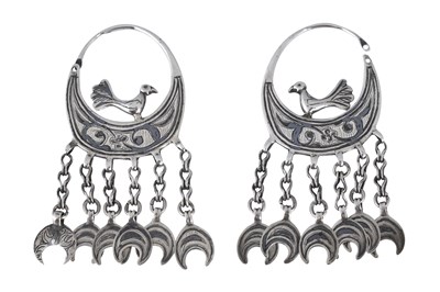 Lot 73 - A PAIR OF CIRCASSIAN SILVER AND NIELLO HOOP EARRINGS WITH BIRDS