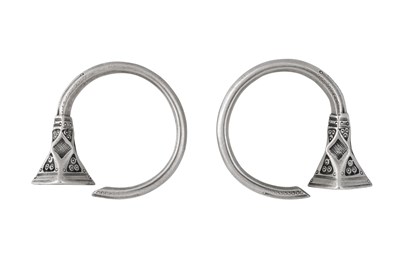 Lot 6 - A PAIR OF TUAREG SILVER HOOP EARRINGS (TSABIT OR TEZABITEN)