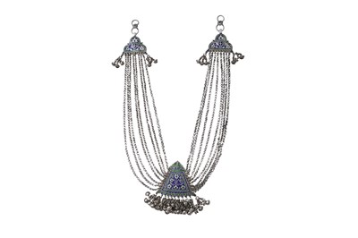Lot 150 - A NORTH INDIAN ENAMELLED SILVER NECKLACE WITH RATTLING CHARMS