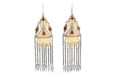 Lot 93 - A PAIR OF TURKMEN TEKKE TRIBE CARNELIAN-SET PARCEL-GILT SILVER LONG EARRINGS (TENETSHIR)