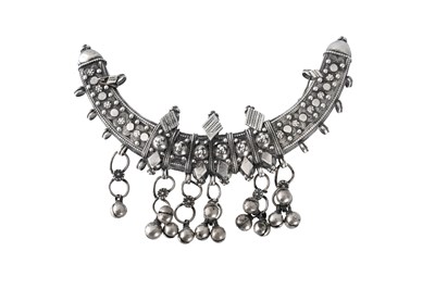 Lot 54 - A YEMENITE SILVER NECKLACE PENDANT WITH GRANULATION AND RATTLING CHARMS