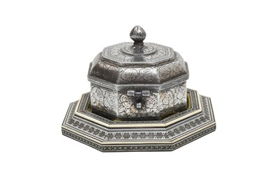 Lot 172 - λ A BIDRI SILVER-INLAID OCTAGONAL INKWELL WITH A SADELI IVORY-INLAID STAND
