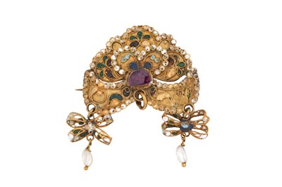 Lot 78 - A GEM-SET CHAMPLEVÉ ENAMELLED GOLD BROOCH