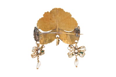 Lot 78 - A GEM-SET CHAMPLEVÉ ENAMELLED GOLD BROOCH