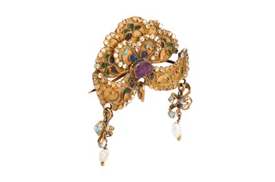 Lot 78 - A GEM-SET CHAMPLEVÉ ENAMELLED GOLD BROOCH