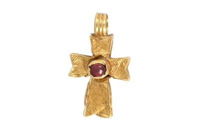 Lot 66 - A BYZANTINE-STYLE GARNET AND GOLD PHOS ZOE CROSS PENDANT