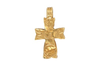Lot 66 - A BYZANTINE-STYLE GARNET AND GOLD PHOS ZOE CROSS PENDANT