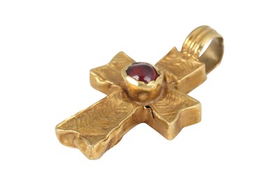Lot 66 - A BYZANTINE-STYLE GARNET AND GOLD PHOS ZOE CROSS PENDANT
