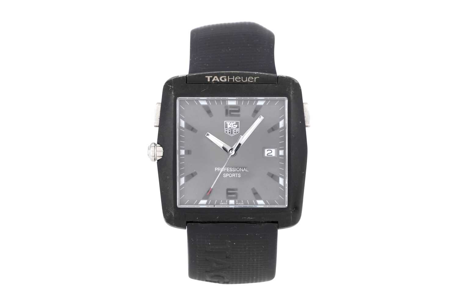 Lot 13 - A MEN'S TAG HEUER STAINLESS STEEL QUARTZ WRISTWATCH