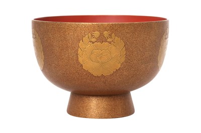 Lot 140 - A JAPANESE LACQUER 'TSUGARU MON' CUP