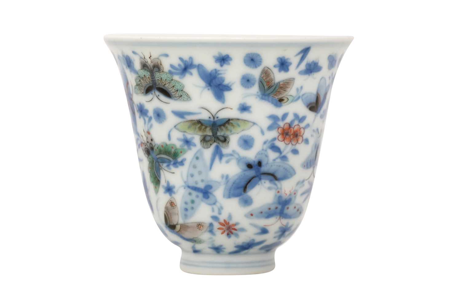 Lot 92 - A CHINESE BLUE AND WHITE AND ENAMELLED 'BUTTERFLY' CUP